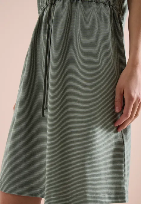 Mouwloze midijurk in kaki met taillekoord, casual en stijlvol.