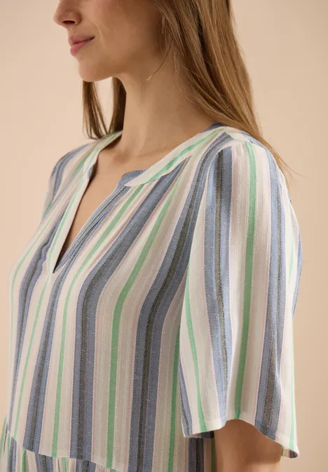 Damesblouse met V-hals, korte mouwen en verticale pastelkleurige strepen in groen, blauw en grijs.