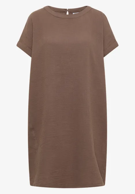 Ein schlichtes, kastiges, knielanges, braunes Kurzarm-Kleid aus weichem Stoff.