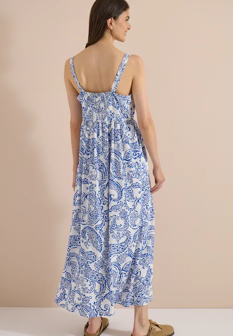 Maxikleid mit V-Neck und Print vanilla white Frau trägt langes blau-weiß gemustertes Maxikleid mit schmalen Trägern, Rückenansicht.