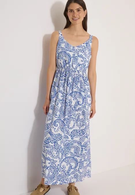 Maxikleid mit V-Neck und Print vanilla white Eine Frau trägt ein ärmelloses, bodenlanges, weiß-blau gemustertes Paisley-Kleid.