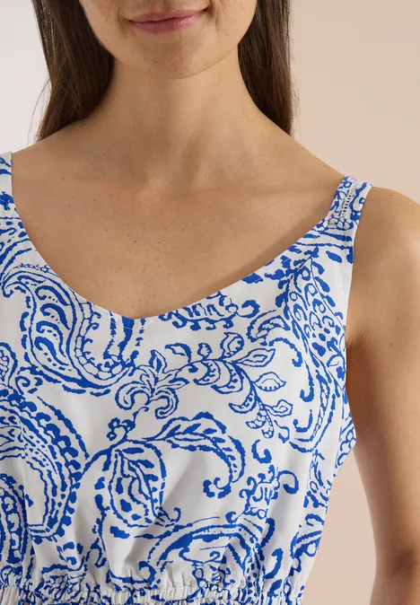 Maxikleid mit V-Neck und Print vanilla white Eine Frau trägt ein ärmelloses weiß-blau gemustertes Top mit Rundhalsausschnitt.