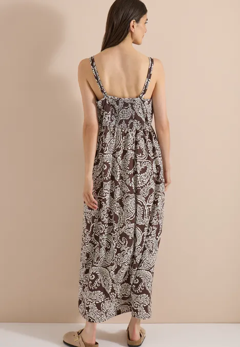 Maxikleid mit V-Neck und Print brown cacao Frau von hinten in ärmellosem Maxikleid mit Paisley-Muster.