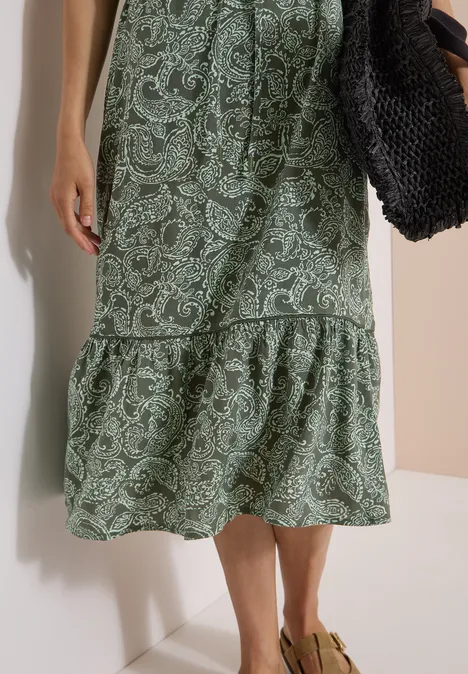 Midikleid mit Split Neck und Print khaki Grünes Midikleid mit Paisley-Muster, Rüschensaum und geflochtenem Handtasche, dazu Sandalen.