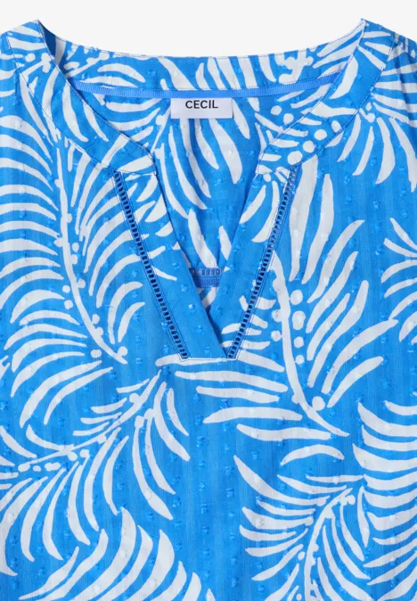 Blaues Damen-Top mit weißem Blattmuster, V-Ausschnitt und Ziernaht am Dekolleté.
