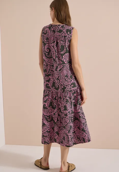 Midikleid mit V-Neck und Print raw khaki Eine Frau trägt ein ärmelloses Midikleid mit schwarzem Grund und pinkem Paisley-Muster, Rückansicht.