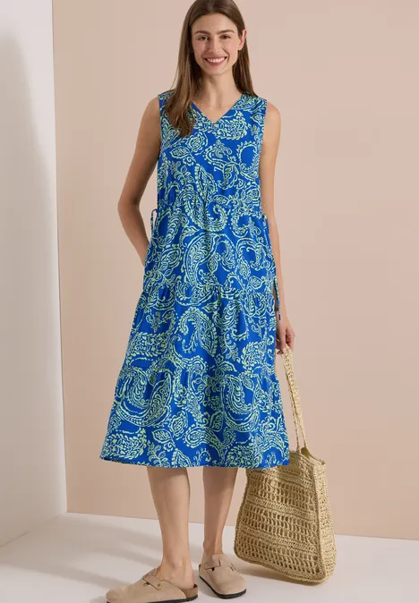 Midikleid mit V-Neck und Print surf blue Frau trägt ärmelloses blaues Midikleid mit Paisley-Muster und Strohtasche, bequeme Sandalen.