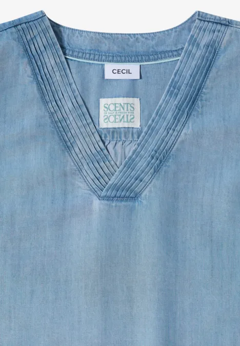 Hellblaues Jeans-Top mit V-Ausschnitt und feinen Ziernähten am Kragen.