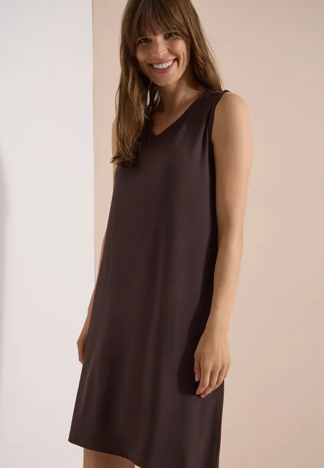 Knielanges Jerseykleid mit V-Neck brown cacao Frau trägt ärmelloses, knielanges, braunes Kleid mit schlichter Silhouette.