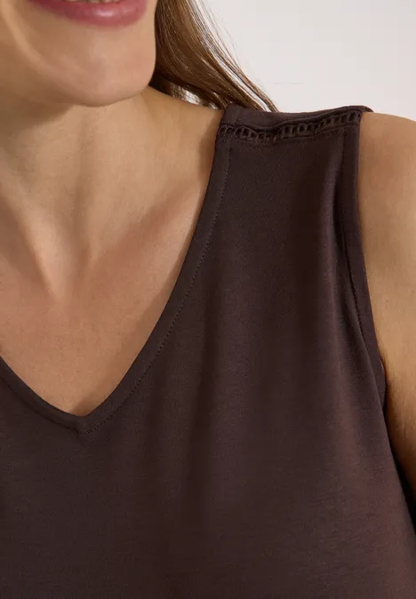 Knielanges Jerseykleid mit V-Neck brown cacao Eine Frau trägt ein ärmelloses, braunes Top mit V-Ausschnitt und lächelt leicht.