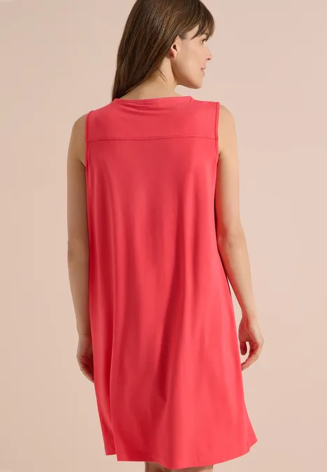 Knielanges Jerseykleid mit V-Neck coral Eine Frau trägt ein ärmelloses rotes Kleid, Rückenansicht vor neutralem Hintergrund.