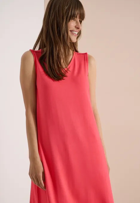 Knielanges Jerseykleid mit V-Neck coral Frau trägt ärmelloses, knielanges pinkes Kleid vor hellem Hintergrund