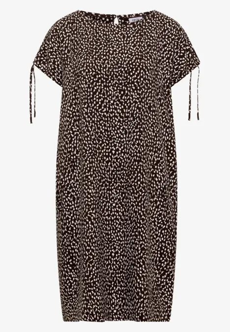 Lockeres, knielanges Jerseykleid mit kurzem Ärmel und Animal-Print in Beige auf Schwarz.