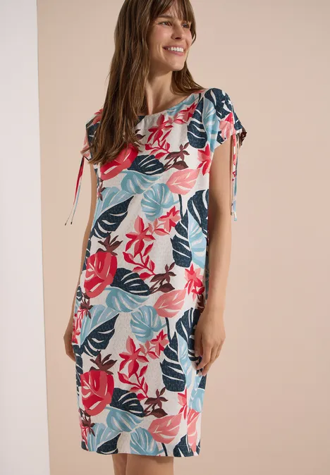 Robe mi-longue avec manchons light alabaster white Une femme porte une robe décontractée à motif de feuilles colorées aux tons pastel.