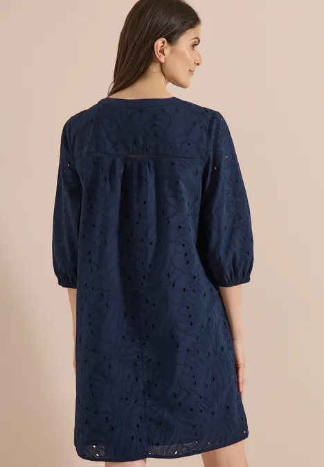 Robe longueur genou avec manches 3/4 et broderie universal blue Robe droite bleu marine au genou, broderie ajourée, manches 3/4 et coupe décontractée.
