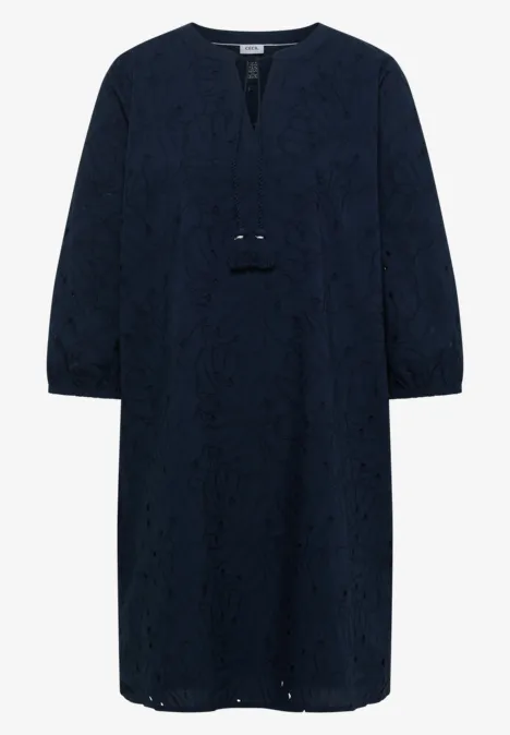 Robe longueur genou avec manches 3/4 et broderie universal blue Robe mi-longue bleu marine en dentelle avec manches 3/4 et encolure en V.