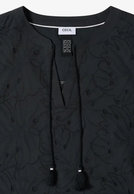 Zwarte geborduurde blouse met bloemmotief, V-hals en koordsluiting.