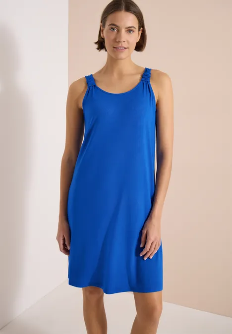 Knielanges Kleid mit Knotendetail surf blue Damenkleid in leuchtendem Blau, ärmellos und locker fallend, knielang vor neutralem Hintergrund.