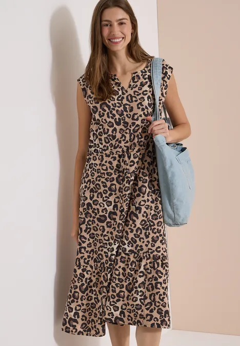 Midi-Kleid mit Split Neck und Leo-Print urban taupe Eine Frau in langem Leopardenkleid mit hellblauer Tasche steht vor einer neutralen Wand.