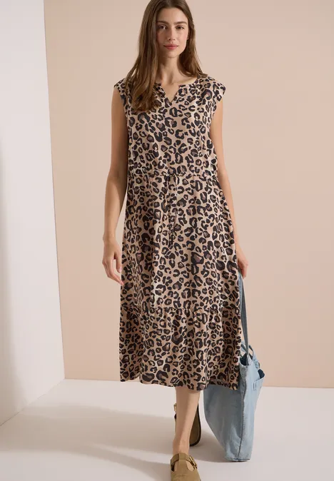 Midi-Kleid mit Split Neck und Leo-Print urban taupe Frau in leopardenbedrucktem Midikleid trägt blaue Handtasche vor beigem Hintergrund.