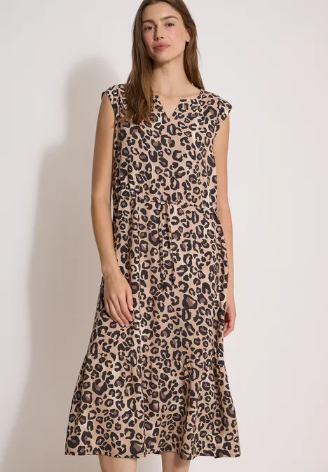 Midi-Kleid mit Split Neck und Leo-Print urban taupe Frau in knielangem Kleid mit Leopardenmuster und kurzen Ärmeln vor hellem Hintergrund.