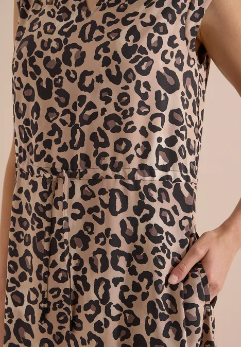 Midi-Kleid mit Split Neck und Leo-Print urban taupe Nahaufnahme eines ärmellosen Kleides mit beige-schwarzem Leopardenmuster, Taillenbindung und seitlicher Tasche.
