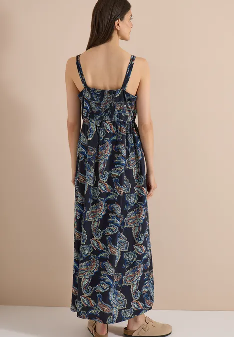Maxikleid mit V-Neck und Print universal blue Rückenansicht einer Frau in ärmellosem, blau gemusterten, langen Sommerkleid mit Spaghettiträgern