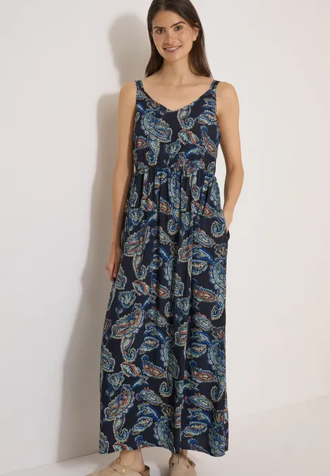 Maxikleid mit V-Neck und Print universal blue Frau trägt ärmelloses, bodenlanges Maxikleid mit Paisley-Muster in Blau- und Grüntönen.