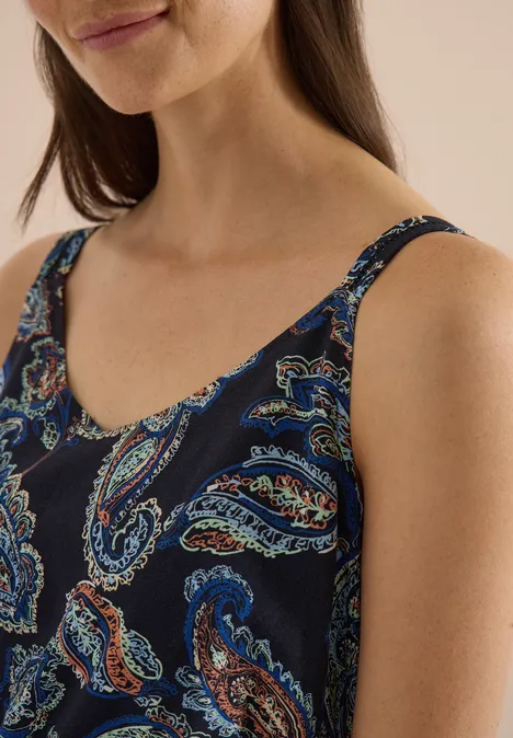 Maxikleid mit V-Neck und Print universal blue Frau trägt ärmelloses Oberteil mit buntem Paisley-Muster.