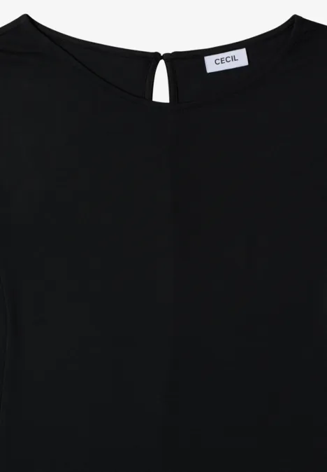 Ein schlichtes schwarzes T-Shirt mit Rundhals und kleinem Schlitz am Rücken.