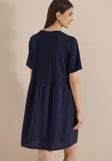 Knielanges Kleid mit Strukturmix urban dark blue Frau in lockerem dunkelblauem Kurzarmkleid, Rückansicht