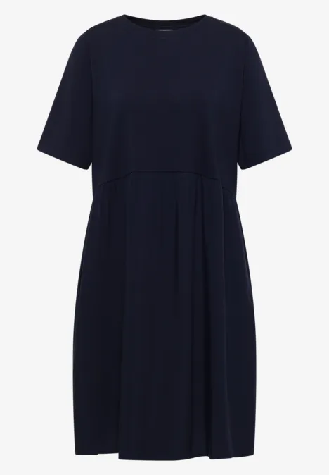 Knielanges Kleid mit Strukturmix urban dark blue Ein schlichtes, dunkelblaues Midikleid mit kurzen Ärmeln, Rundhalsausschnitt und Faltenrock.