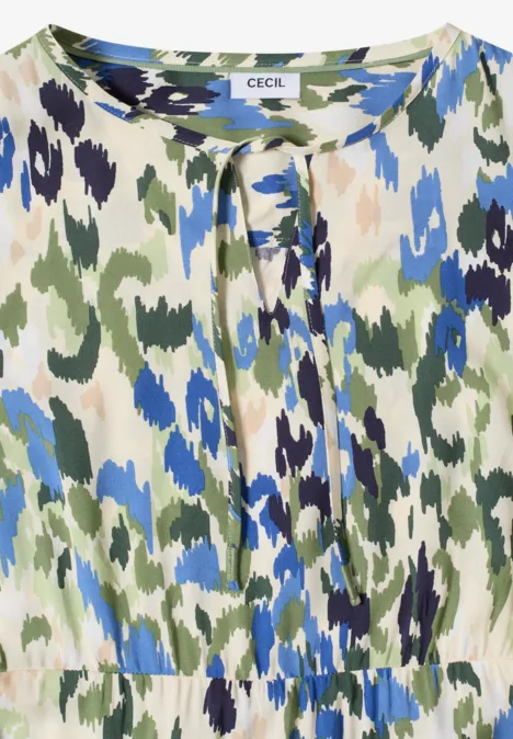 Midikleid mit Split Neck und Print cashmere beige Ärmelloses Oberteil mit blau-grünem Camouflage-Muster und Bindeband am Rundhalsausschnitt.