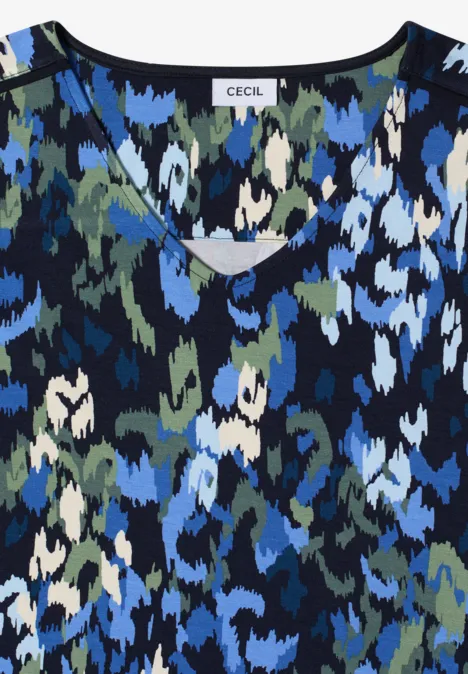 Damenoberteil mit V-Ausschnitt und abstraktem Camouflage-Muster in Blau-, Grün- und Schwarztönen.