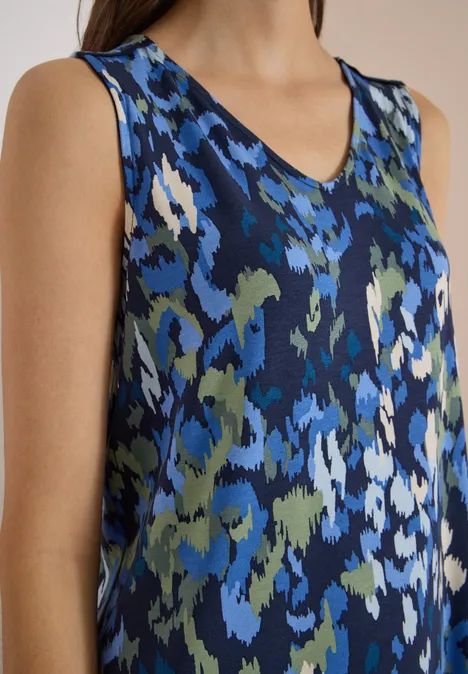 Ärmellose Bluse mit V-Ausschnitt und abstraktem Muster in Blau-, Grün- und Weißtönen.