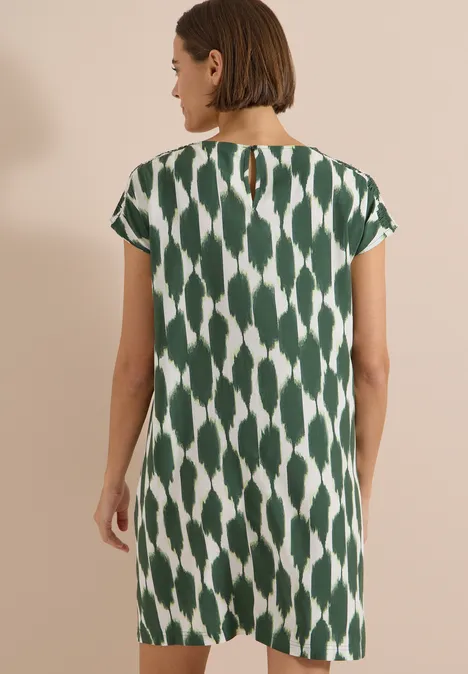 Knielanges Kleid mit Capsleeves und Print vanilla white Frau in grün-weiß gemustertem, knielangem, kurzärmligem Kleid mit kleinem Rückenschlitz.