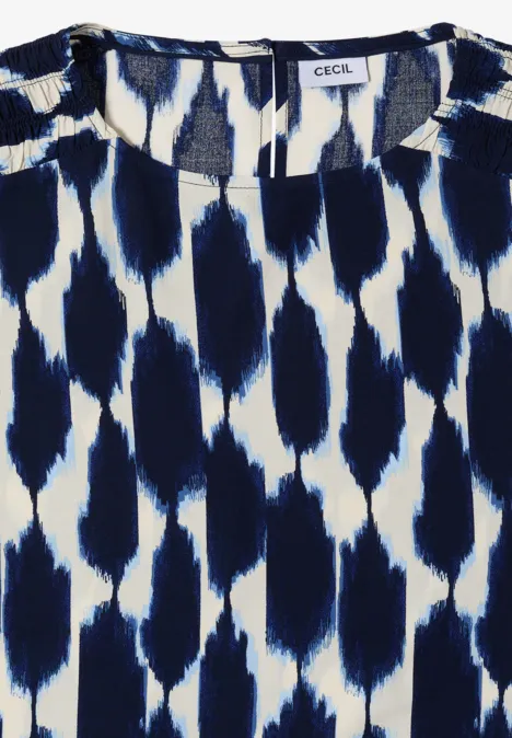 Knielanges Kleid mit Capsleeves und Print urban dark blue Weißes Oberteil mit dunkelblauem abstraktem Pinselstrichmuster und abgerundetem Ausschnitt, Marke CECIL.
