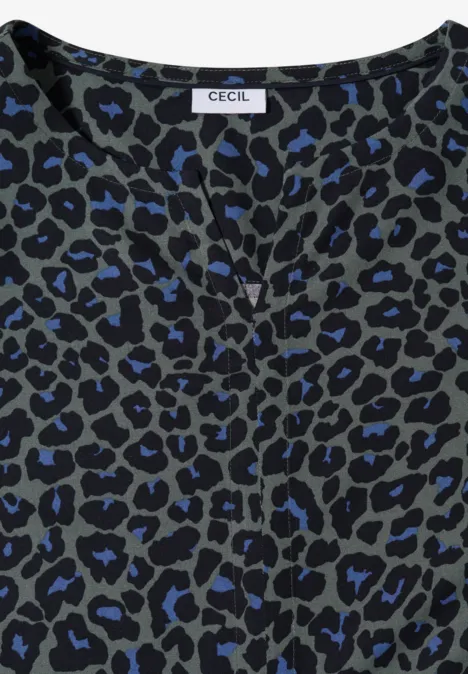 Dunkelgrünes Shirt mit blau-schwarzen Leo-Muster, kleinem V-Ausschnitt und CECIL-Label.