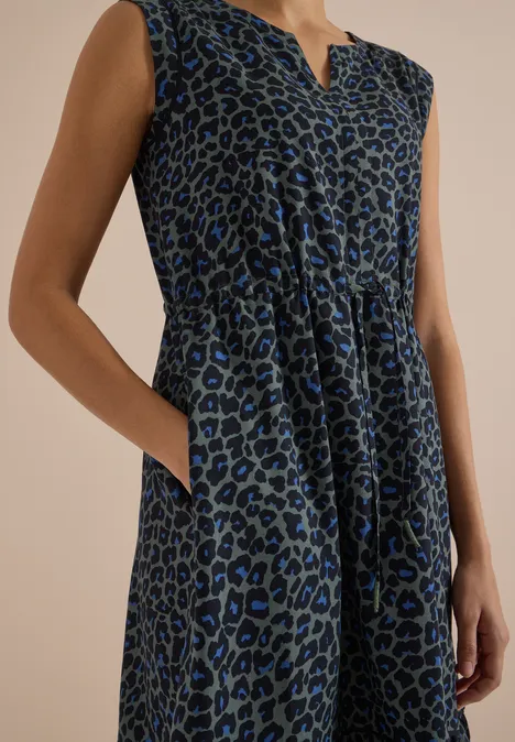 Ärmelloses Kleid mit blau-schwarzem Leopardenmuster und seitlichen Eingrifftaschen