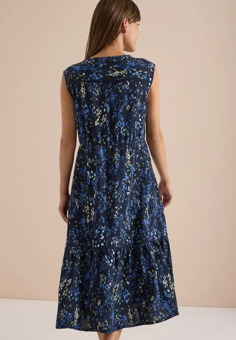 Midikleid mit Split Neck und Print urban dark blue Eine Frau von hinten in einem blauen, ärmellosen, midilangen Kleid mit abstraktem Blumenmuster.