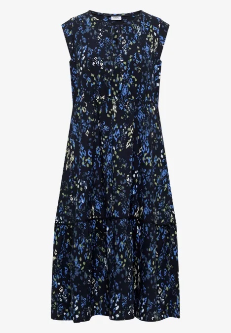 Midikleid mit Split Neck und Print urban dark blue Ärmelloses Midikleid mit blauem abstraktem Blumenmuster auf schwarzem Grund.