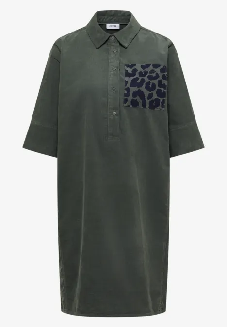 Grünes, knielanges Shirtkleid mit halblangen Ärmeln und Leopardentasche.