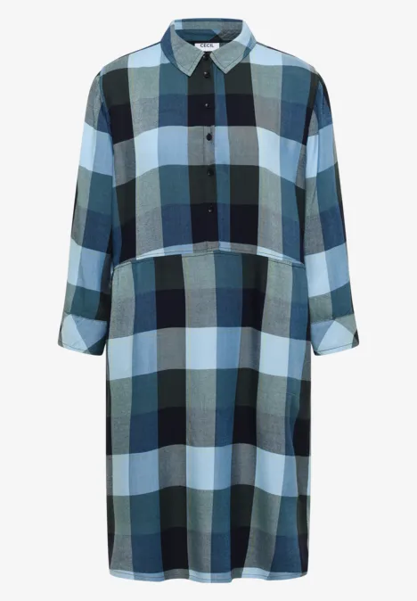 Locker geschnittenes Hemdblusenkleid mit kariertem Muster in Blau- und Grüntönen, 3/4-Ärmel und Knopfleiste.