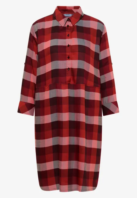 Rotes kariertes Hemdkleid mit Knopfleiste, 3/4-Ärmeln und lockerem, knielangem Schnitt.