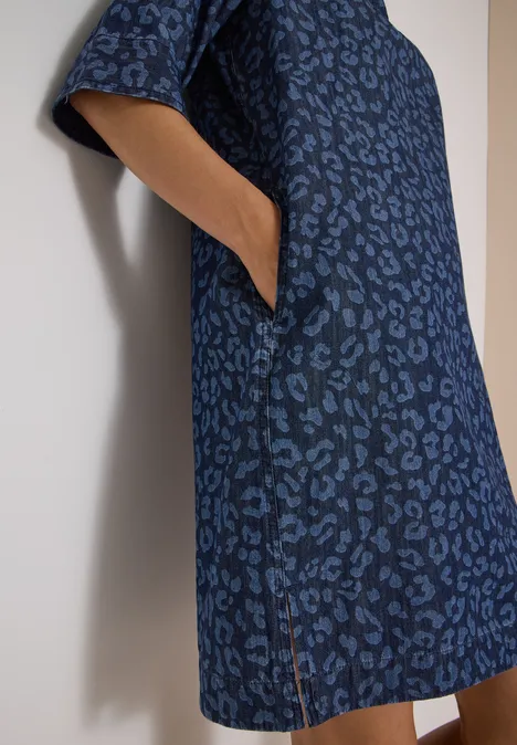 Kniehoge jurk met luipaardprint Dark blue wash Blauwe midi-jurk met subtiel luipaarddessin, korte mouwen en zijzakken.
