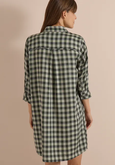 Knie-lange jurk met een fijn ruitjespatroon khaki Rückansicht einer Frau in locker sitzendem, kariertem Hemdkleid in Grün.