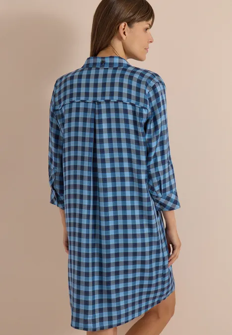 Knie-lange jurk met een fijn ruitjespatroon easy blue Frau von hinten in blau kariertem Hemdkleid vor beigem Hintergrund.