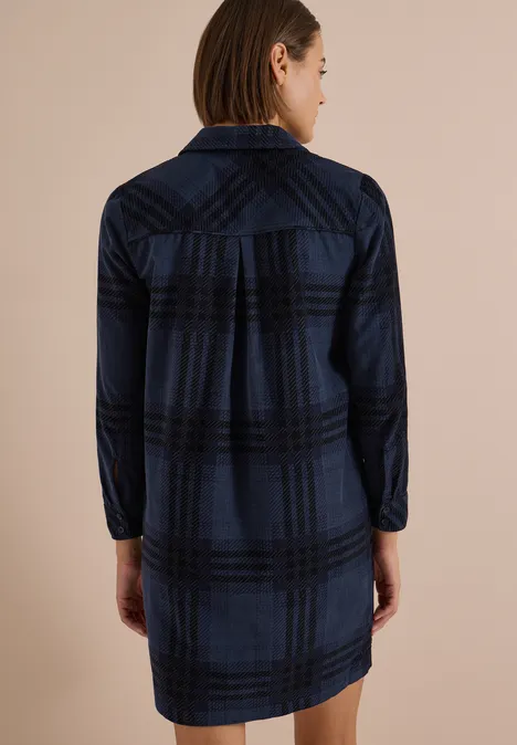 Rückenansicht einer Frau in blau-schwarz kariertem Hemdkleid