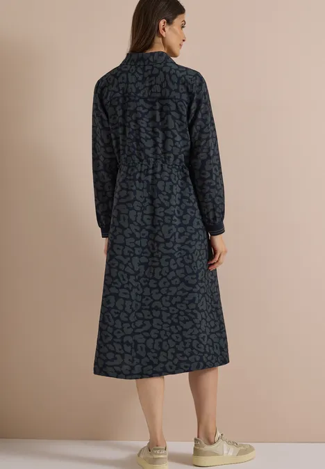 Midikleid mit Zipperdetail und Leo-Muster dark navy blue Frau von hinten in dunkelblauem, gemustertem Midi-Kleid mit langen Ärmeln und Kragen.