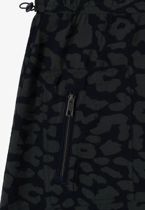 Midikleid mit Zipperdetail und Leo-Muster dark navy blue Schwarze Jogginghose mit Tarnfleckenmuster und seitlicher Reißverschlusstasche